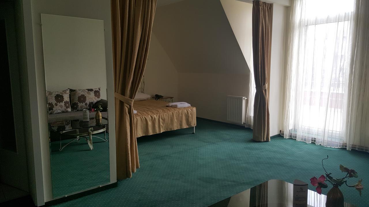Hotel Melody オラデア エクステリア 写真